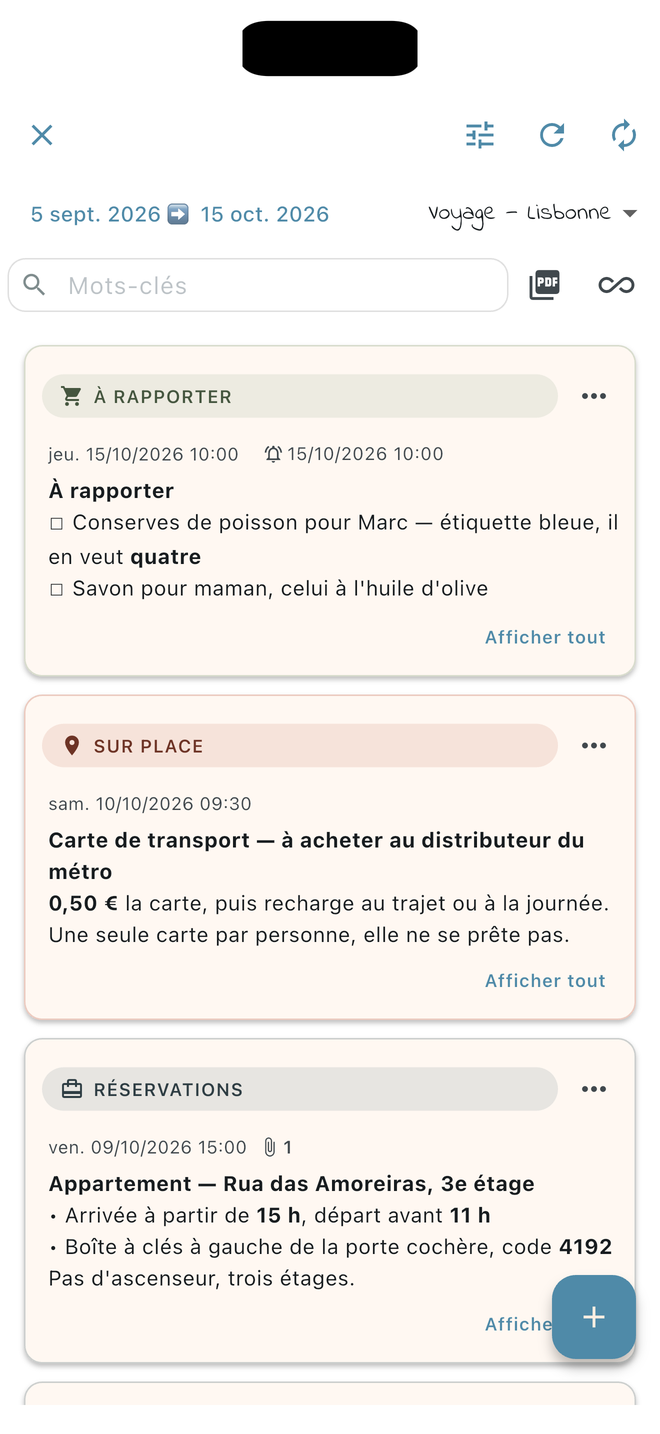 Carnet « Voyage — Lisbonne » : une liste à cocher de choses à rapporter, le prix de la carte de transport, et la réservation de l’appartement avec le code de la boîte à clés.